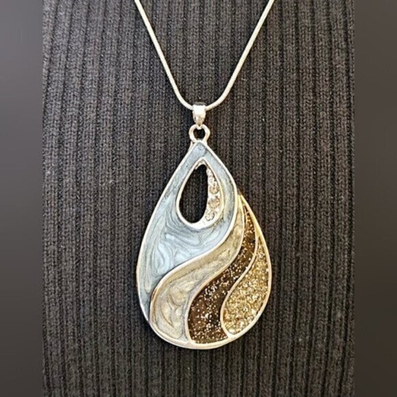 Beautiful teardrop shaped pendant. Made with different Shades of resin - Picture 5 of 7